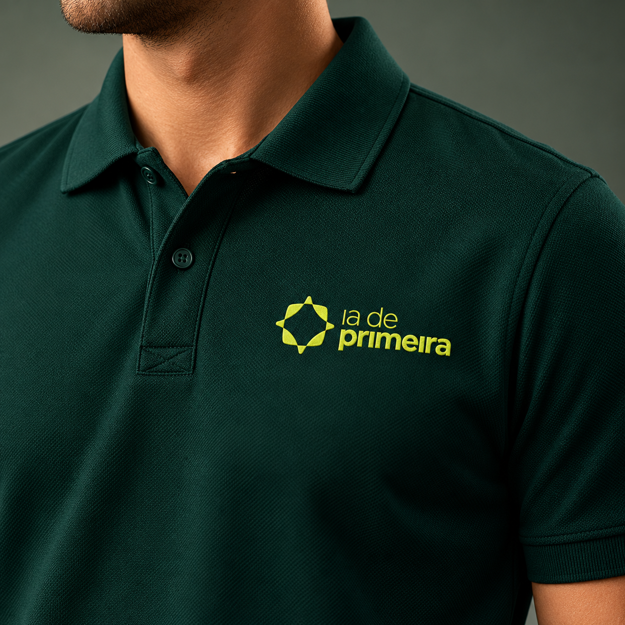Polo verde com a assinatura da marca bordada em lima